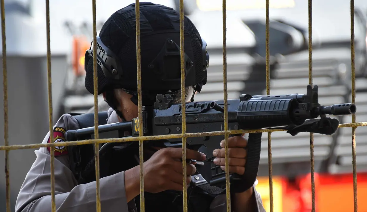 Polisi antiteror Indonesia mengambil bagian dalam latihan penanggulangan teror di Pelabuhan Benoa, Bali, (8/3). Pelatihan ini untuk menguji kesigapan masing-masing satuan petugas di pelabuhan. (AFP Photo/Sonny Tumbelaka)