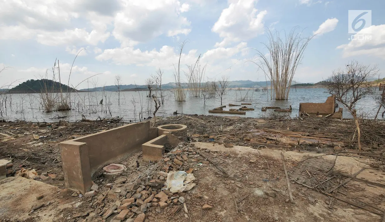 Bangunan sumur di Waduk Jatigede, Desa Cipaku, Sumedang, Jawa Barat, Senin  (17/9). Musim kemarau panjang menyebabkan Waduk Jatigede surut sehingga puing bangunan Desa Cipaku yang tenggalam kembali terlihat. (Liputan6.com/Herman Zakharia)