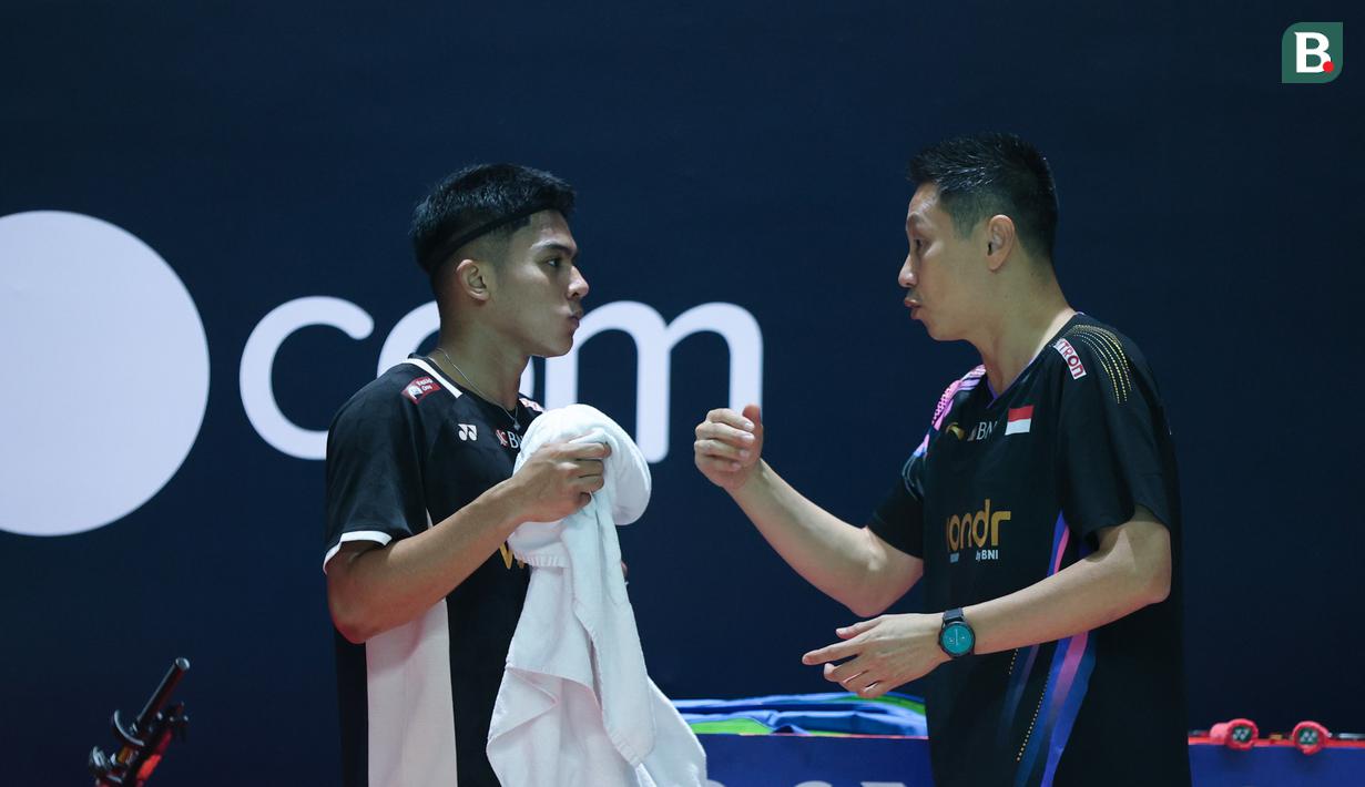 Bertanding di Istora Senayan, Jakarta, Kamis (22/1), Ubed terhadang pemain Singapura, Loh Kean Yew, dengan skor 19-21, 10-21. (Bola.com/M Iqbal Ichsan)