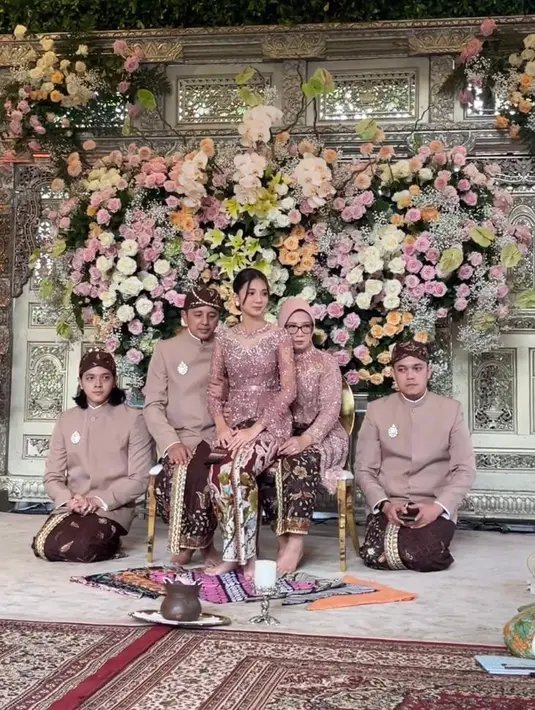 Lanjut ke prosesi Ngaras, Sheila terlihat cantik dalam balutan kebaya dan batik. (Instagram/ayungberinda).