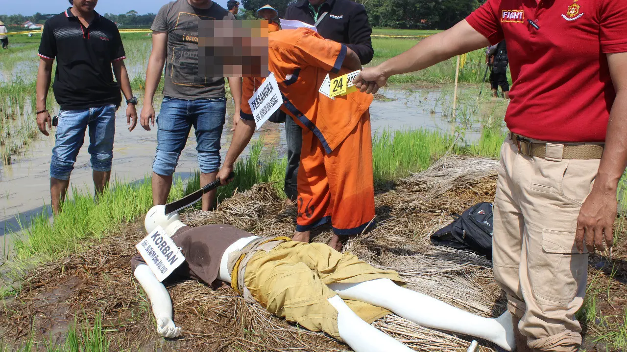 Rekonstruksi kasus anak bunuh ibu kandung dan diduga pembunuhan berencana di Kebumen, Jawa Tengah. (Foto: Liputan6.com/Polres Kebumen/Muhamad Ridlo)