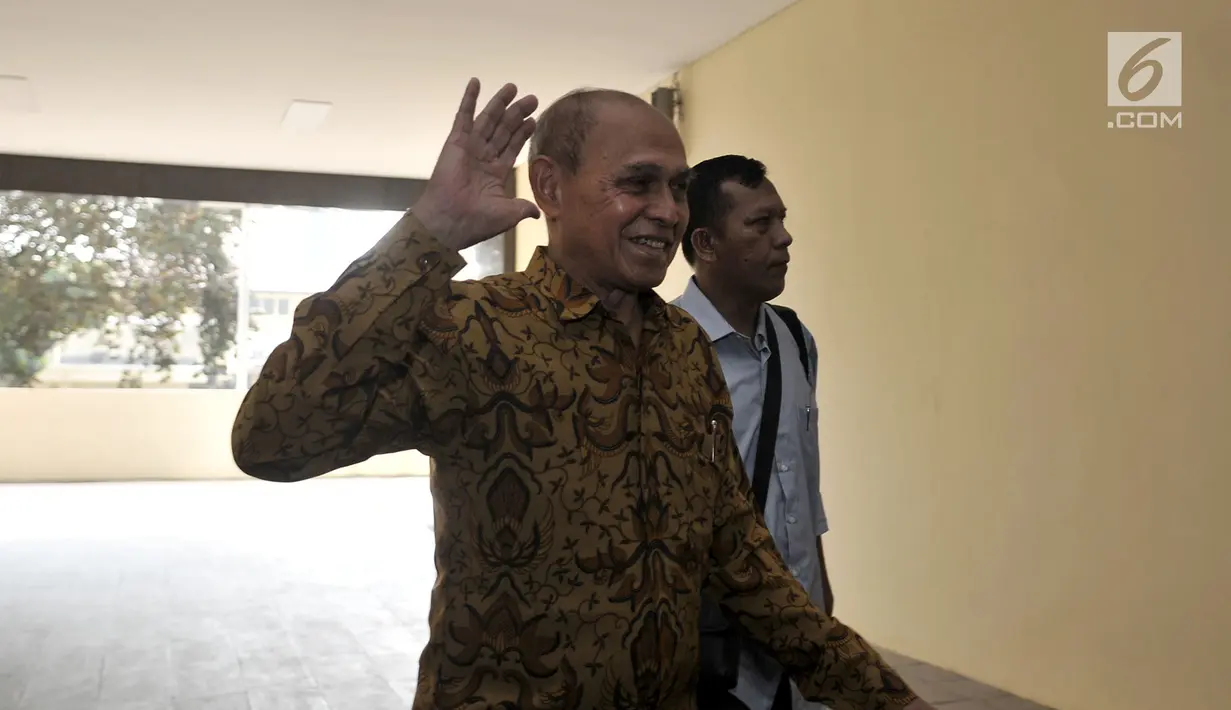 Mantan Kas Kostrad Kivlan Zen melambaikan tangan saat akan menjalani pemeriksaan di Gedung Bareskrim Mabes Polri, Jakarta, Senin (13/5/2019). Sebagai saksi, Kivlan Zen merasa penasaran siapakah yang menjadi tersangka pada kasusnya ini. (merdeka.com/Iqbal Nugroho)
