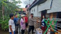 Ribuan bungkus makanan dibagikan untuk korban banjir rob di Pemalang, Jawa Tengah. (Foto: Liputan6.com/Polres Pemalang)