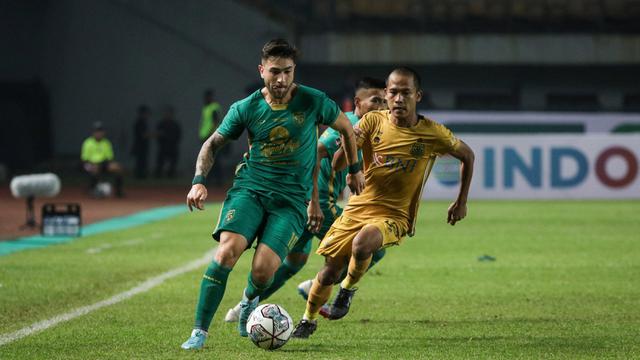 Foto: Aksi Pemain Persebaya saat Bermain Imbang Melawan Bhayangkara FC di Grup C Piala Presiden 2022