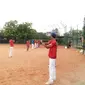 Timnas softball Indonesia U-19 berlatih di Lapangan Karebosi, Makassar, Sulawesi Selatan, sebelum mengikuti Kejuaraan Asia di Hong Kong. (Liputan6.com/Ahmad Akbar Fua)