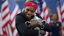Petenis Amerika Serikat, Serena Williams, memeluk trofi usai mengalahkan Caroline Wozniacki (Denmark) dengan skor 6-3, 6-3 di tunggal putri US Open, (7/9/2014). (REUTERS/Eduardo Munoz)