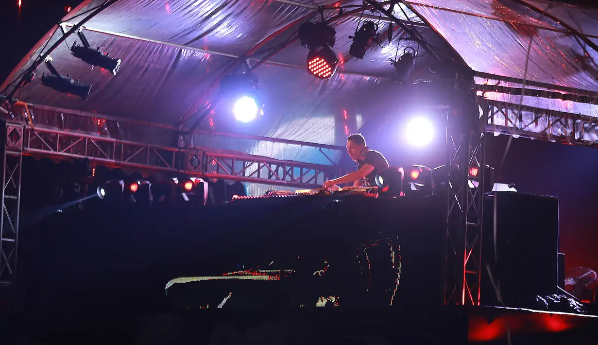 Tata panggung dan tata cahaya yang begitu memukau memaksimalkan penampilan keren  Tiesto. DJ sekaligus produser asal Belanda ini tak kenal lelah mengajak penonton bergoyang di panggung utama Garudha Land. (Galih W. Satria/Bintang.com)