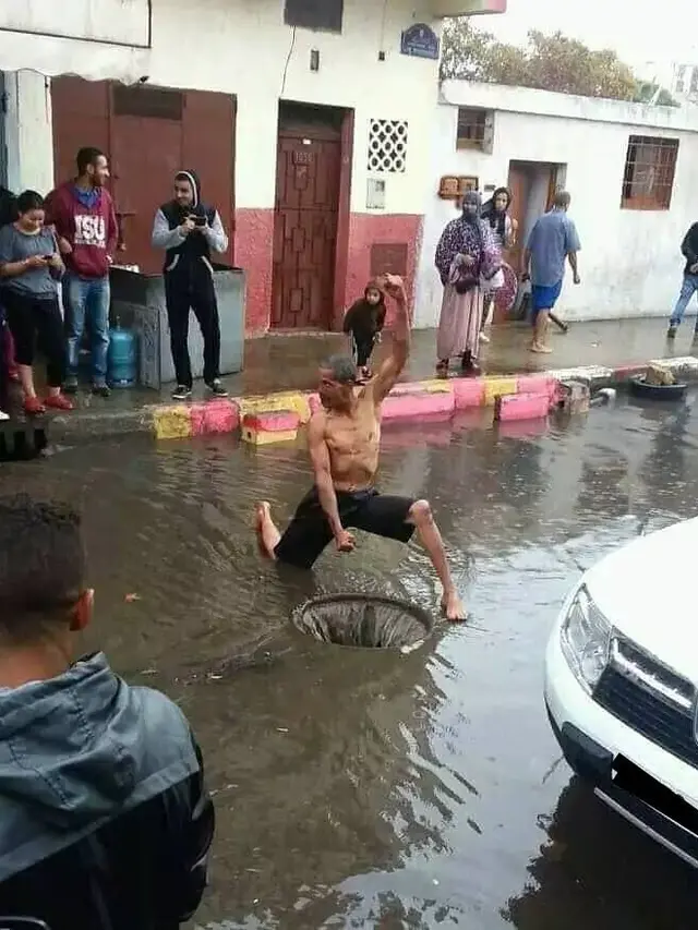 7 Potret Nyeleneh Orang Hujan-Hujanan, Ada yang Galau