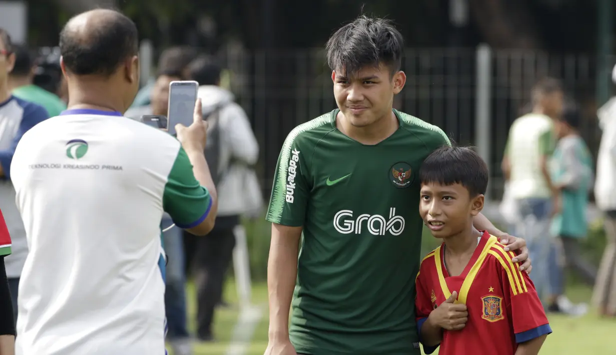 Pemain Timnas Indonesia U-22, Witan Sulaeman, foto bersama fans saat latihan di Lapangan ABC, Senayan, Jakarta, Sabtu (12/1). Witan menjadi pemain termuda dalam seleksi Timnas Indonesia U-22 dengan usia 17 tahun. (Bola.com/M Iqbal Ichsan)