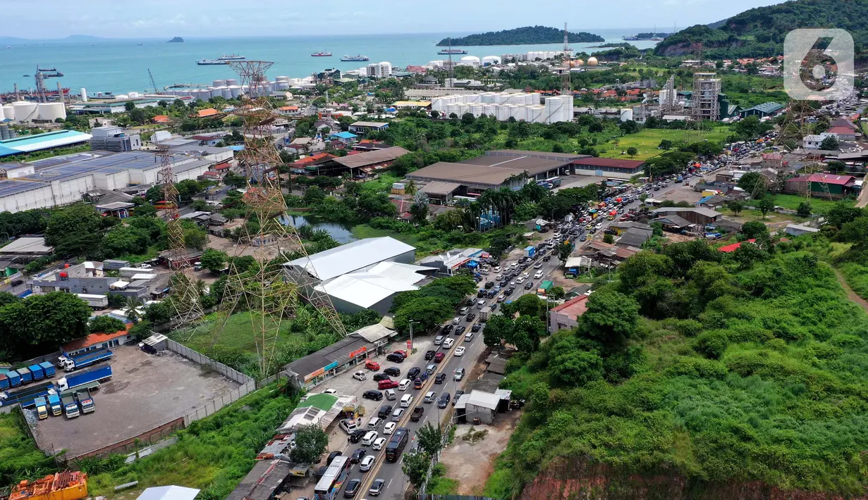 <p>Kemacetan panjang ini bertepatan dengan masuknya masa puncak arus mudik Lebaran 2024. (Liputan6.com/Angga Yuniar)</p>
