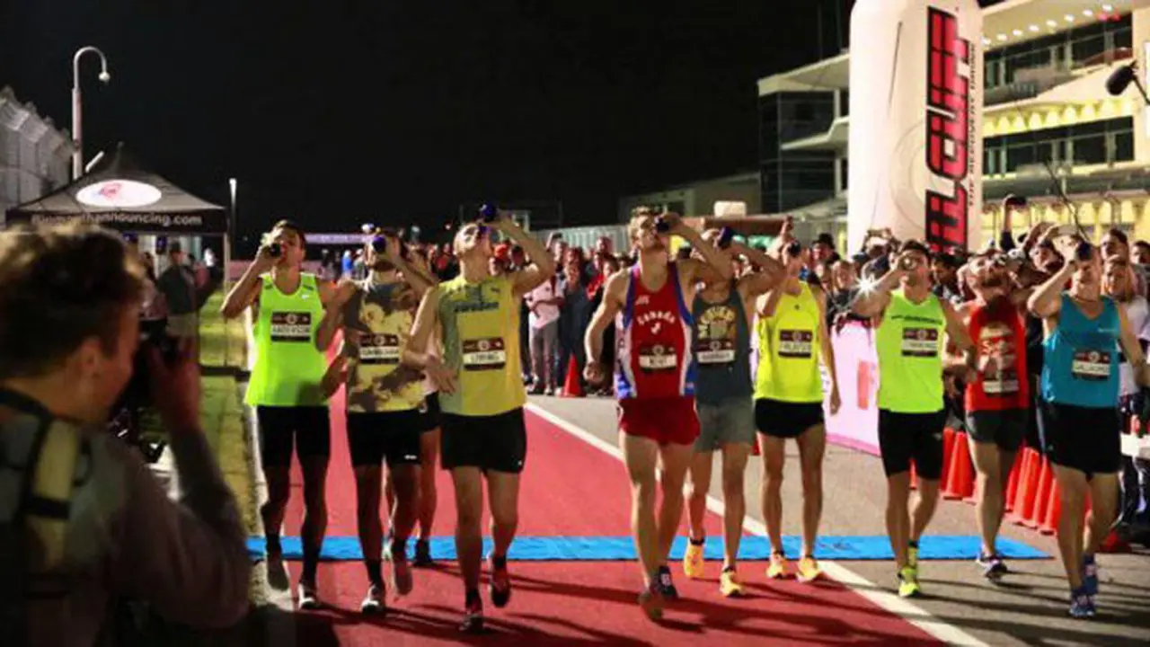 Lari Marathon Unik, Berlari Sambil Minum Bir