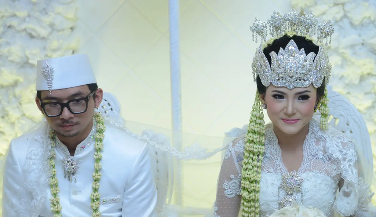 Saat menikah, Poppy terlihat berbeda dengan kehidupan sehari-harinya. Biasanya ia terlihat tomboi, Kali ini ia tampil anggun dengan pakaian pernikahan adat Sunda yang serba putih. (Bayu Herdianto/KapanLagi.com)