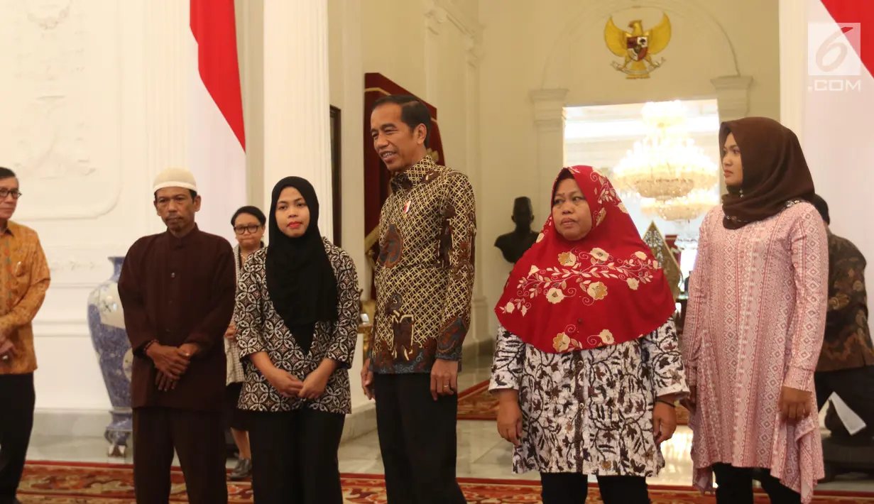 Presiden Joko Widodo menerima kedatangan Siti Aisyah dan keluarga di Istana Merdeka, Jakarta, Selasa (12/3). Siti dibebaskan dari dakwaan hukum kasus pembunuhan Kim Jong Nam di Pengadilan Tinggi Shah Alam, Kuala Lumpur. (Liputan6.com/Angga Yuniar)