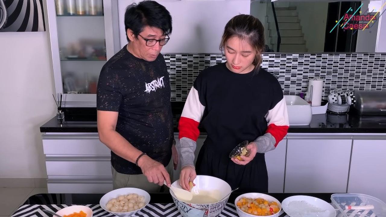 7 Momen Kompak Parto Patrio dan Amanda Caesa Bikin Salad Buah