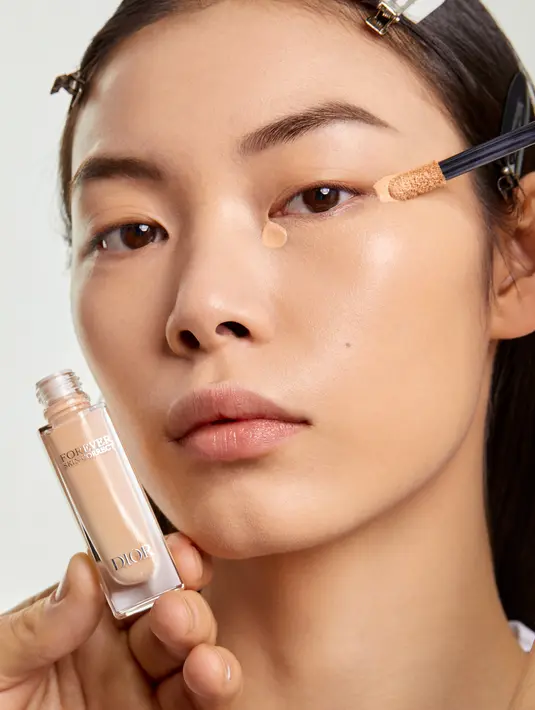 Untuk koreksi wajah di area tertentu, diaplikasikan Dior Forever Skin Correct [Dior Beauty]