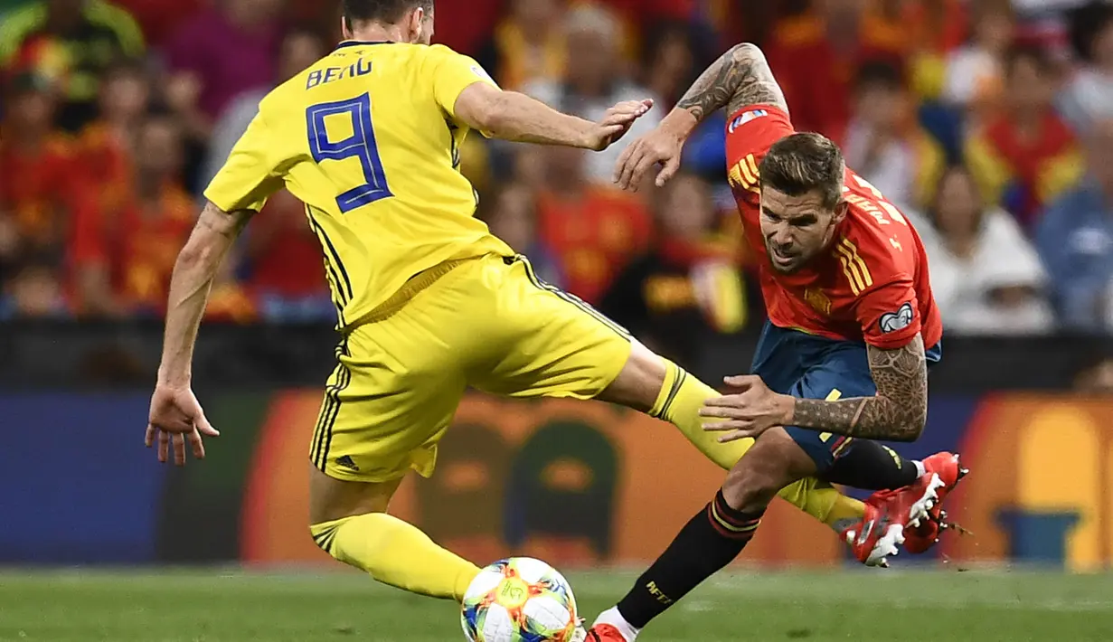 Bek Spanyol, Inigo Martinez, dijatuhkan striker Swedia, Marcus Berg, pada laga Kualifikasi Piala Eropa 2020 di Stadion Santiago Bernabeu, Madrid, Senin (10/6). Spanyol menang 3-0 atas Swedia. (AFP/Oscar Del Pozo)