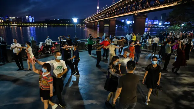 Asyik, Ratusan Pasangan Menari di Sungai Yangtze Wuhan