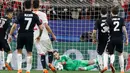 Kiper Manchester United, David de Gea menangkap bola yang ditendang pemain Sevilla pada laga leg pertama 16 besar Liga Champions di Ramon Sanchez Pizjuan, Rabu (21/2). Manchester United pulang dari Sevilla dengan hasil imbang 0-0. (AP/Miguel Morenatti)