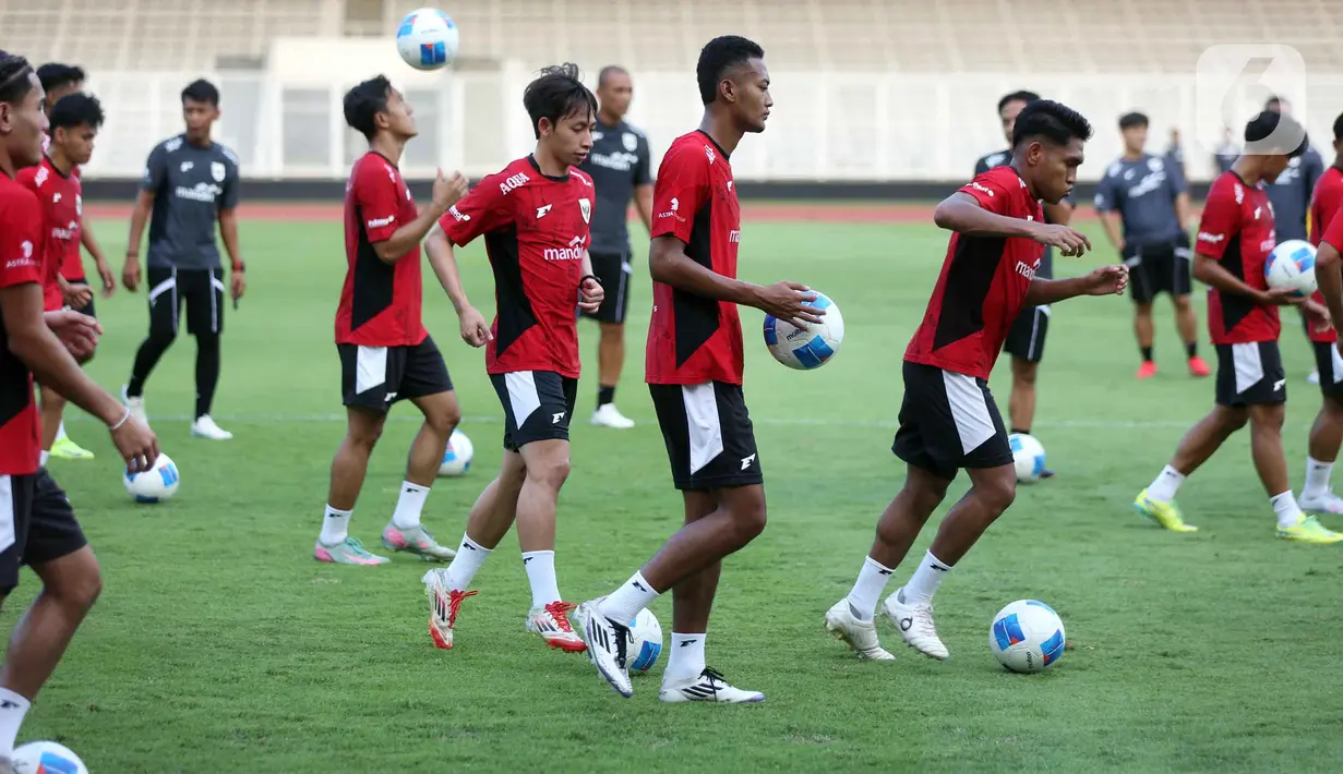 27 pemain Timnas Indonesia U-23 mengikuti sesi latihan perdana di Stadion Madya, Kompleks Gelora Bung Karno (GBK) Jakarta, Jumat (3/10/2025). (Liputan6.com/Helmi Fithriansyah)