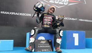 Pembalap wanita asal Banten, Eca Sabana, berhasil meraih podium pada ajang Yamaha Cup Race 2026 di Sirkuit Puncak Mario, Sidenreng Rappang (Sidrap), Sulawesi Selatan, Sabtu (18/4/2026). (Bola.com/Abdul Aziz)