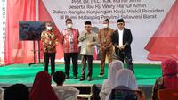 Wakil Presiden Ma'ruf Amin memberikan bantuan pendidikan pada anak putus sekolah di Mamuju (Foto: Liputan6.com/Abdul Rajab Umar)