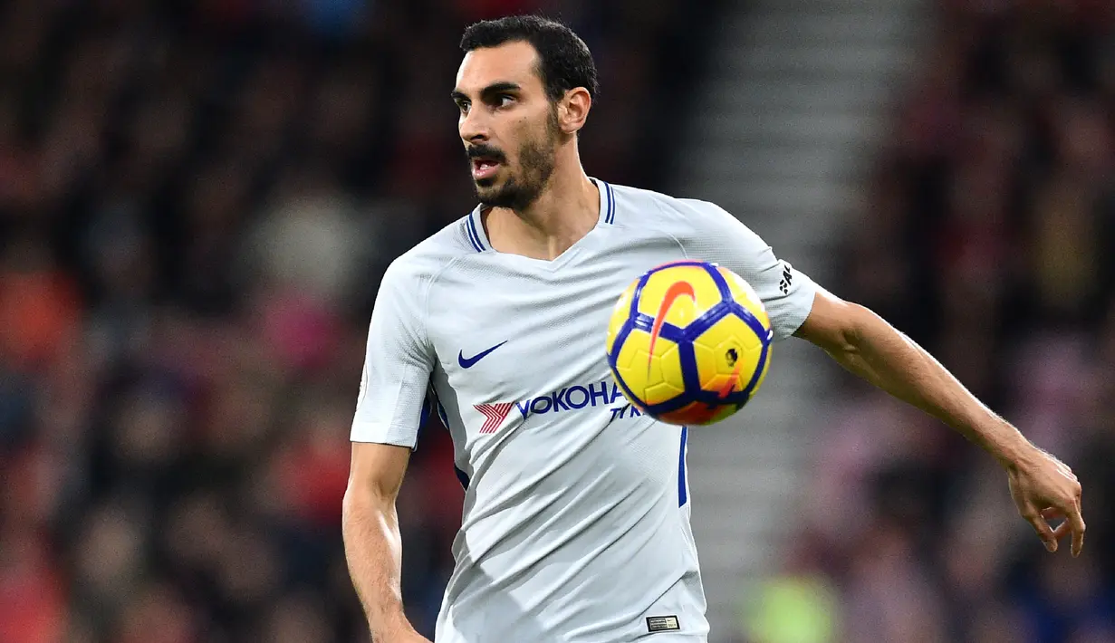 <p>Chelsea mendatangkan Zappacosta dari Torino pada 2017 dengan mahar 23 juta poundsterling. Sempat tampil apik di musim pertamanya namun ia mulai kehilangan tempat utama sehingga The Blues meminjamkannya ke AS Roma dan Genoa. (AFP/Glyn Kirk)</p>