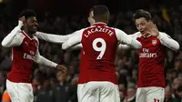 Para pemain Arsenal merayakan gol yang dicetak Mesut Ozil ke gawang Liverpool pada laga Premier League di Stadion Emirates, London, Jumat (22/12/2017). Kedua klub bermain imbang 2-2. (AFP/Adrian Dennis)
