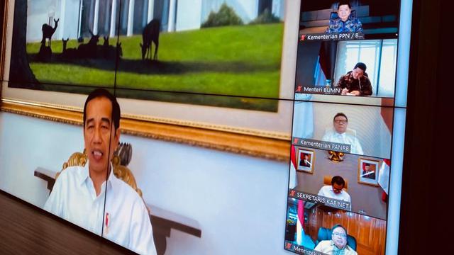 Jokowi work from home