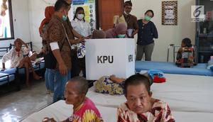 Panitia Pemungutan Suara (PPS) mendampingi lansia penghuni Panti Jompo Tresna Werdha Budi Mulia 1 yang menggunakan hak pilihnya dalam Pemilu 2019 di Cipayung, Jakarta Timur, Rabu (17/4). Pendampingan dilakukan terhadap lansia yang sedang sakit. (Liputan6.com/Immanuel Antonius)