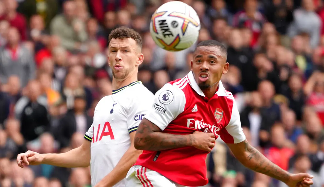 Pemain Tottenham Hotspur Ivan Perisic (kiri) berebut bola dengan pemain Arsenal Gabriel Jesus pada pertandingan sepak bola Liga Premier Inggris di Emirates Stadium, London, Inggris, 1 Oktober 2022. Arsenal menang 3-1. (AP Photo/Kirsty Wigglesworth)