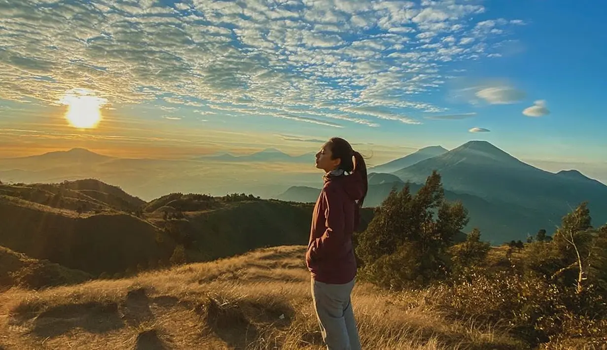 <p>Naik gunung, trekking, hingga main di sungai ataupun air terjun, belakangan sedang menjadi tren di kalangan selebriti. Banyak selebriti yang hobi berolahraga pun mencoba sensari liburan menikmati alam tersebut. (Liputan6.com/IG/@dindakirana.s)</p>