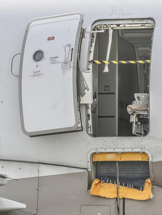 Pintu darurat pesawat Asiana Airlines terbuka saat akan mendarat di Daegu pada Jumat sore. Di mana sebanyak 200 orang berada di dalamnya, termasuk 194 penumpang, menurut Asiana Airlines. (Yun Kwan-shick/Yonhap via AP)
