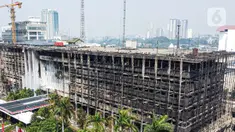 Foto udara gedung utama Gedung Kejaksaan Agung Republik Indonesia usai kebakaran hebat di Jakarta, Minggu (23/8/2020). Kebakaran selama 11 jam menyebabkan gedung utama Kejaksaan Agung, baik sayap kanan maupun kiri, hangus terbakar. (Liputan6.com/Faizal Fanani)