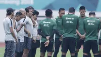 Pelatih Indonesia, Bima Sakti, bersama para staf pelatih saat sesi latihan di Stadion Wibawa Mukti, Jawa Barat, Jumat (02/11/2018). Latihan tersebut dalam rangka persiapan jelang laga Piala AFF 2018.  (Bola.com/M Iqbal Ichsan)