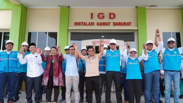 Petugas PLN gerak cepat melakukan penambahan jalur distribusi listrik untuk meningkatkan kualitas tegangan dan keandalan listrik di RSUD Rupit, Kabupaten Musi Rawas Utara, Sumatera Selatan. (Dok PLN)