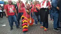 Aksi suporter Timnas Indonesia jelang lawan Malaysia di semifinal SEA Games (Liputan6.com/Cakrayuri Nuralam)