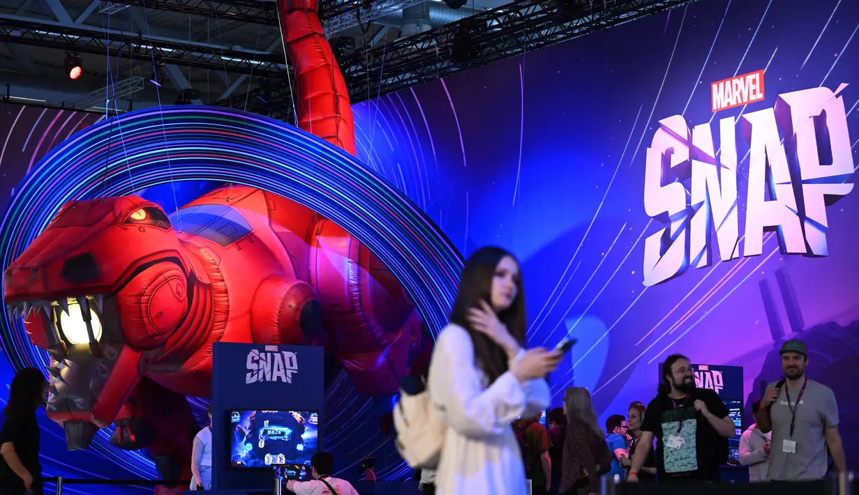 Seorang pengunjung berdiri di depan poster game MARVEL SNAP di stan Nuverse di pameran video game Gamescom di Cologne, Jerman bagian barat, pada tanggal 23 Agustus 2023. (AFP/Ina Fassbeder)