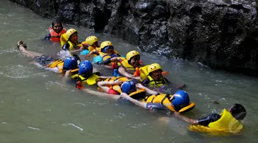 Green Canyon terletak di Desa Kertayasa, Ciamis, Jawa Barat, sekitar 31 Km atau 45 menit berkendara dari Pangandaran, Sabtu (17/5/2015). Tempat ini juga bisa digunakan sebagai olahraga body rafting. (Liputan6.com/Andrian M Tunay)