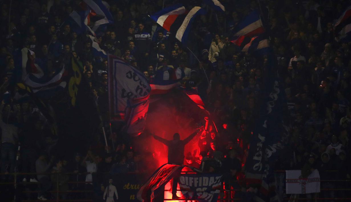 Suporter Sampdoria beraksi saat timnya kalah melawan Juventus ada lanjutan Liga Italia Serie A di Stadion Marassi, Genoa, Senin (11/1/2016) dini hari WIB. (AFP Photo/Marco Bertorello)