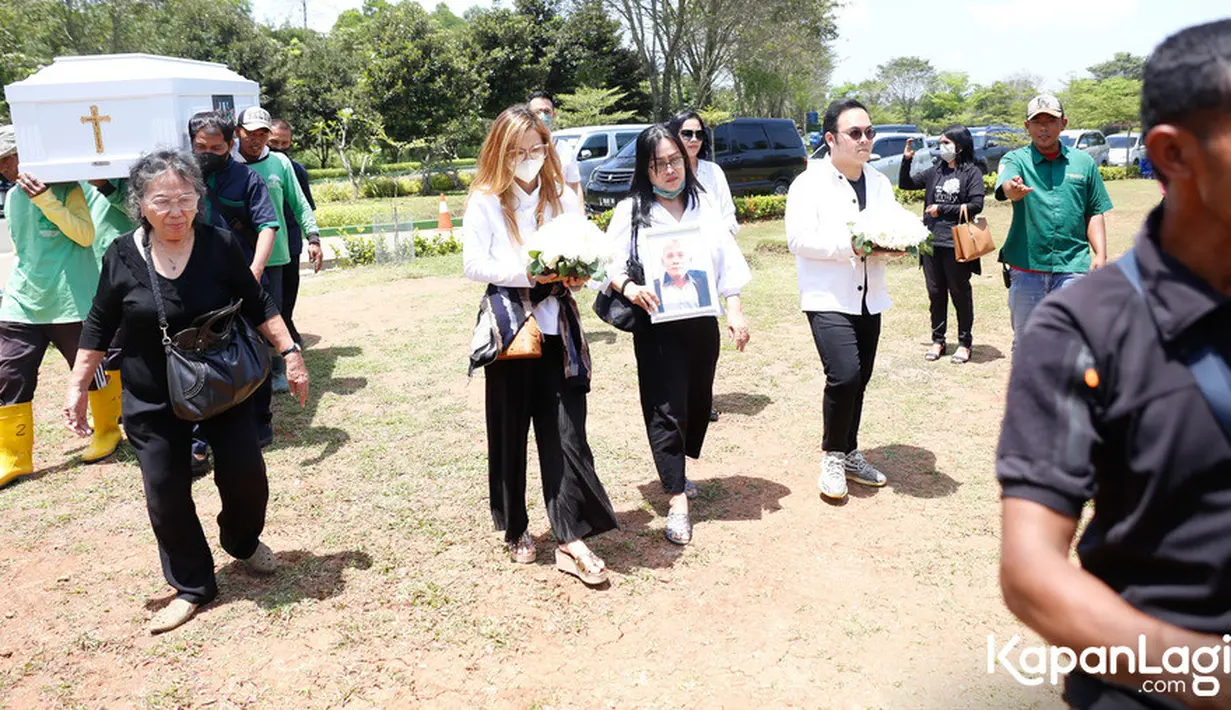 Ayah Mario Lawalata, Alex Polli menghembuskan napas terakhirnya pada usia 69 tahun. Sebelum dimakamkan, ayah Mario di semayamkan di Rumah Duka Sentosa  RSPAD Gatot Subroto di kawasan Senen, Jakarta Pusat. Tampak peti jenazah digotong beberapa orang. [Foto: KapanLagi.com/Bayu Herdianto]