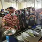 Mentri Kelautan dan Perikanan Edhy Prabowo saat meninjau salah satu lapak ikan di Pasar Ikan Modern (PIM) Palembang (Liputan6.com / Nefri Inge)