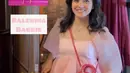 Ririn Ekawati terlihat memesona  saat cosplay ala Balerina Barbie. Ia mengenakan balloon dress warna pink dan mini lady dior bag. [@zaskiasungkar15]