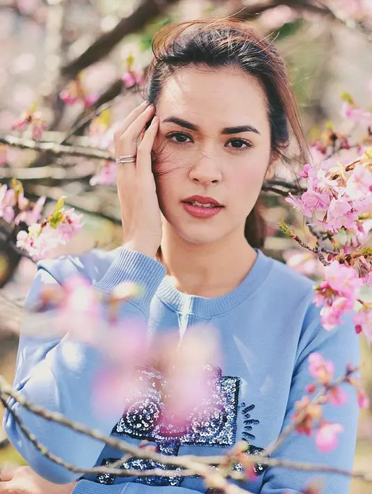 Kurang lengkap rasanya jika liburan ke Jepang tidak berfoto di antara bunnga sakura. Raisa terlihat begitu cantik saat berpose di antara bunga sakura. (Foto: instagram.com/raisa6690)