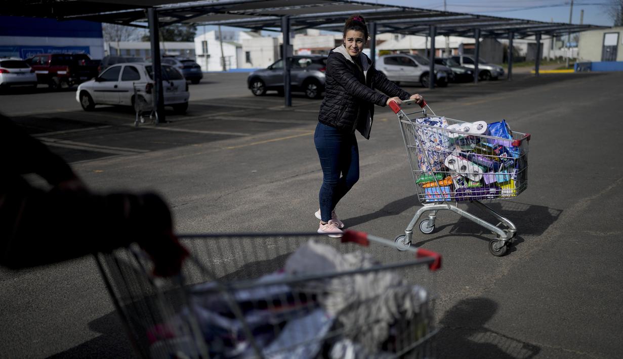 Dengan ekonomi yang goyah, nilai tukar peso Argentina anjlok terhadap dolar AS dan inflasi tahunannya mencapai 115,6%, salah satu yang tertinggi di dunia. Sebaliknya, ekonomi Uruguay lebih stabil, dengan inflasi rendah dan mata uang yang lebih kuat. (AP Photo/Natacha Pisarenko)