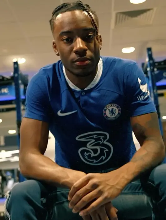 Bagi Noni Madueke, memilih Chelsea berarti pulang ke kampung halaman. Pemain asal Inggris itu selama tiga tahun terakhir memilih berkarier di Belanda. (FOTO: instagram.com/chelseafc)