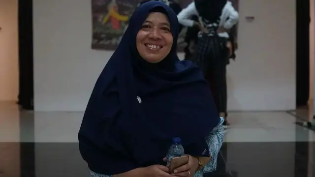 Kisah Guru Niken Apriani Tebar Spirit Membatik dengan Teknik Pewarnaan Gutha Tamarin