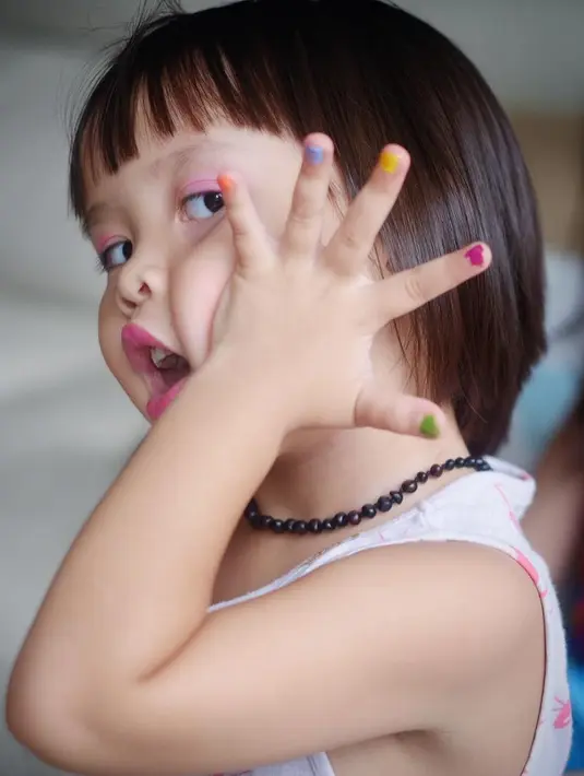 "Persiapan malem mingguan .. me'ap sama kutex 💅🏻 makasiii kakak salon .. aku jadi makin .. makin .... makin makin ... eh lupa belom pake alis," tulisnya. (Foto: instagram.com/kalamadali)