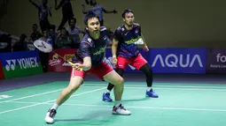 Pebulu tangkis ganda putra Indonesia, Mohammad Ahsan/Hendra Setiawan berusaha mengembalikan kok ke arah pasangan China, Liang Wei Keng/Wang Chang pada babak 16 besar Indonesia Open 2024 di Istora Senayan, Jakarta, Kamis (06/06/2024). (Bola.com/Bagaskara Lazuardi)