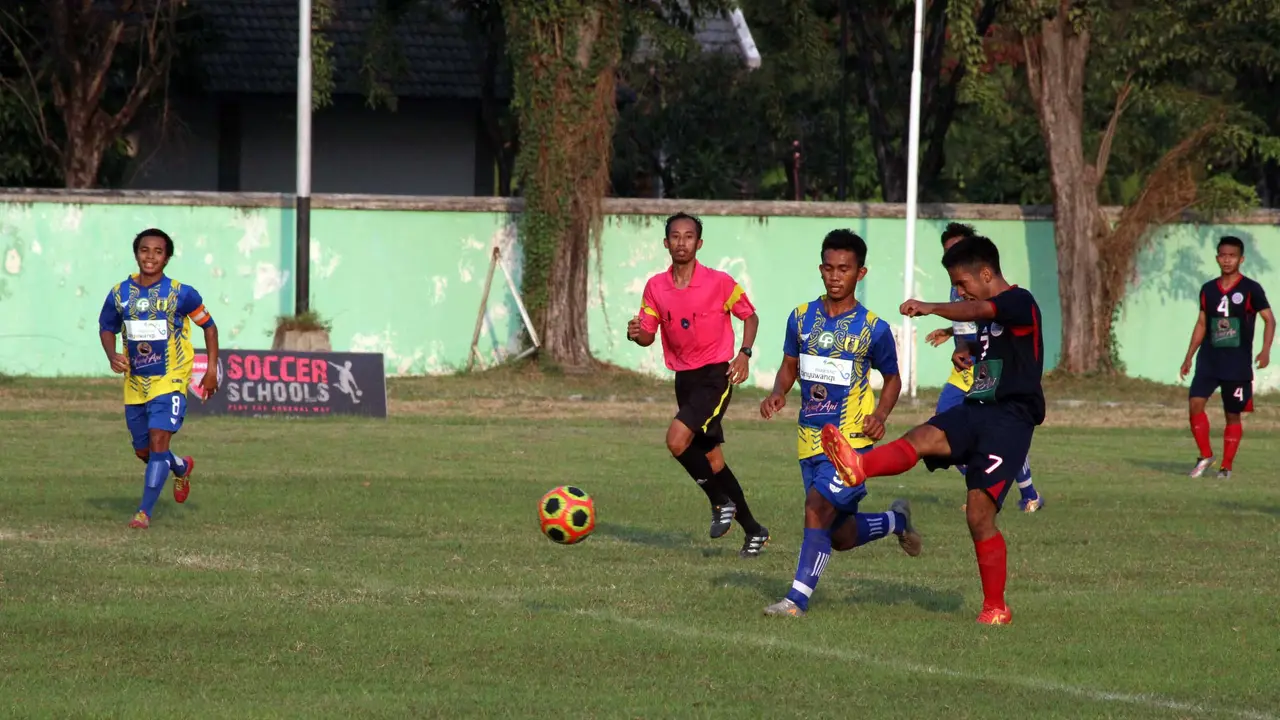 Mitra Bola Utama vs Banyuwangi Putra