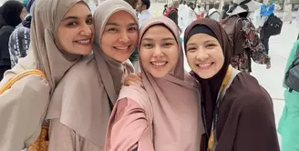 Shireen Sungkar, Ria Miranda, Dara Arafah, dan Natasha Rizki tampil dengan kerudung bernuasa erath tone dan tampil tanpa makeup. Credit: Instagram (@shireensungkar)